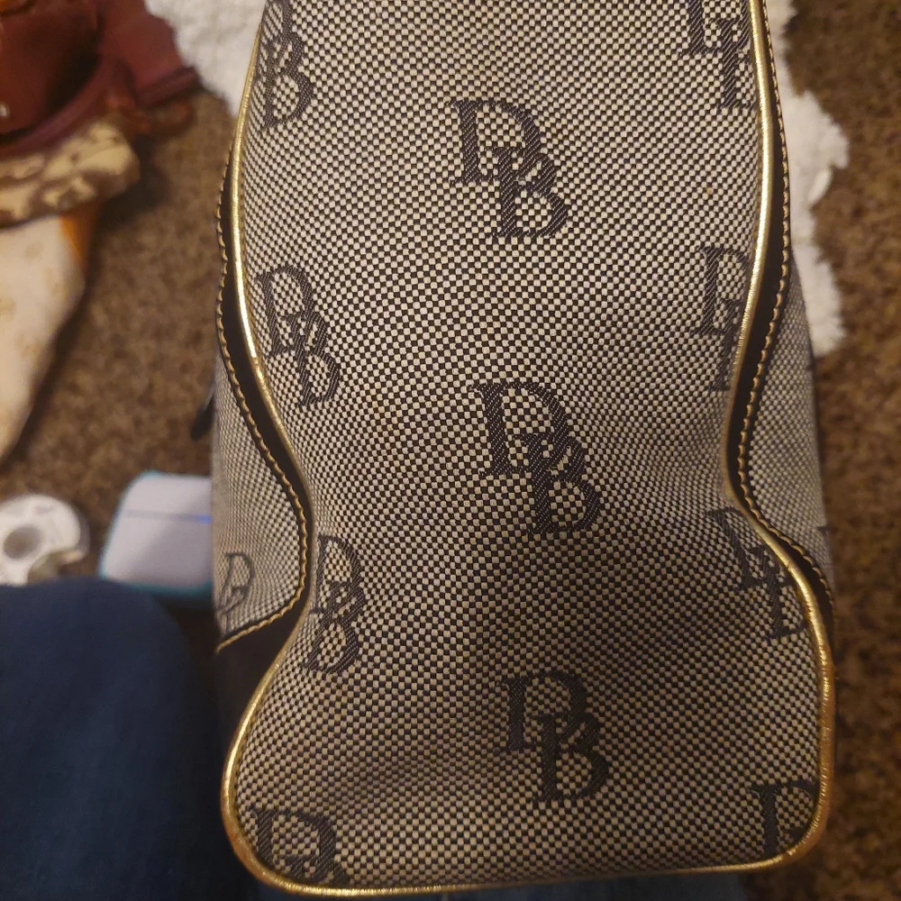 Dooney and bourke large classic logo tote. - Picture 3 of 9